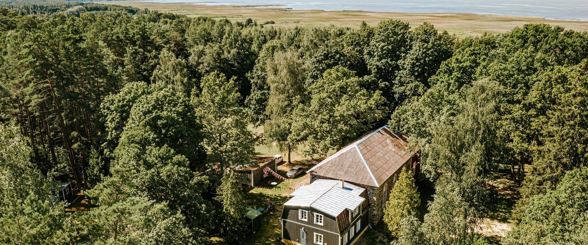UKI Uulu Kirik Kultuuri- ja Puhkeküla droonifoto, vaade mere