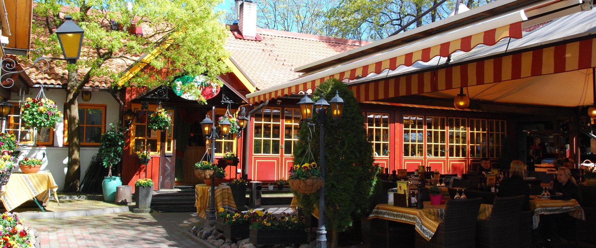 The main building and large terrace of the Pizza Restaurant Steffani
