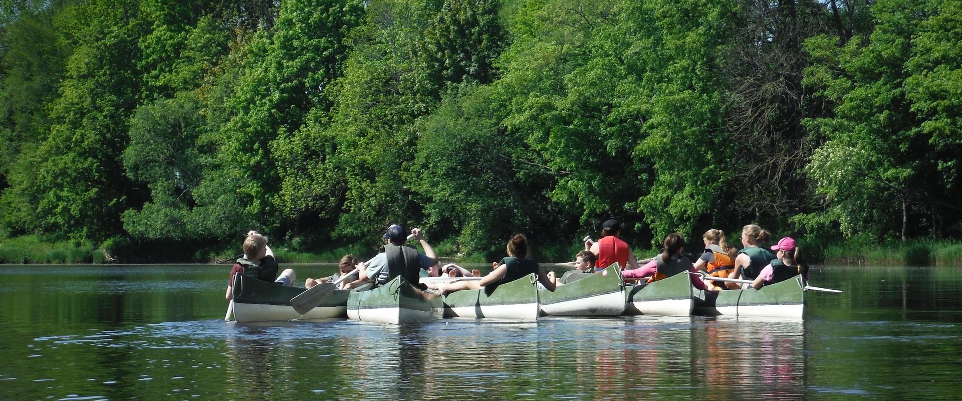 Kanuu.ee izbrauciens ar kanoe laivu ģimenei ar četrvietīgu drošu kanoe laivu pa Audru upi