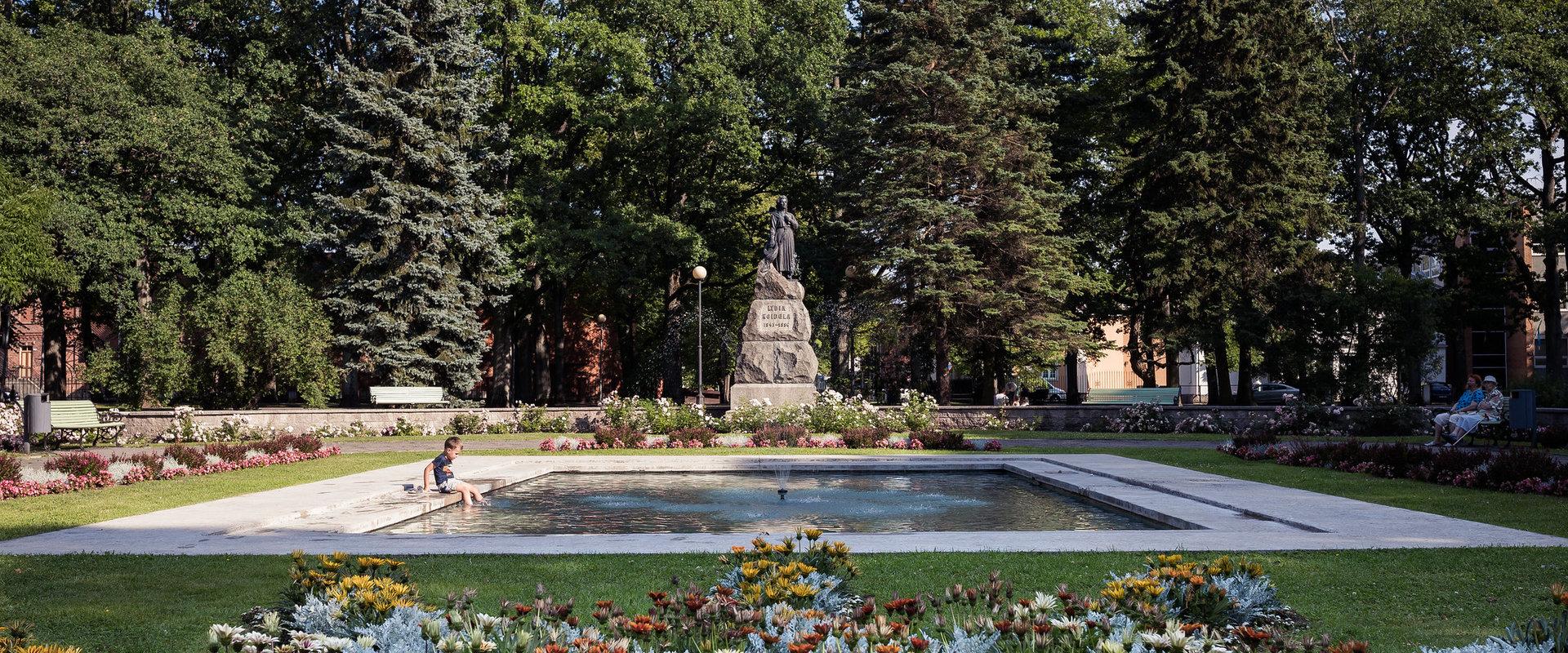 Lydia Koidula mälestussammas